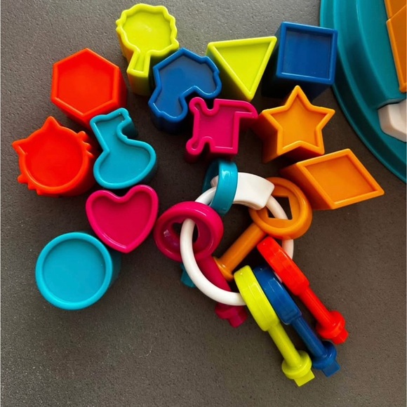 Battat Colorful Shape Sorting Toy House - Picture 3 of 4